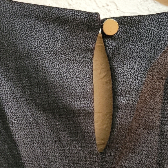 Jennifer Lopez Elegant Black Sleeveless Blouse - Picture 3 of 4